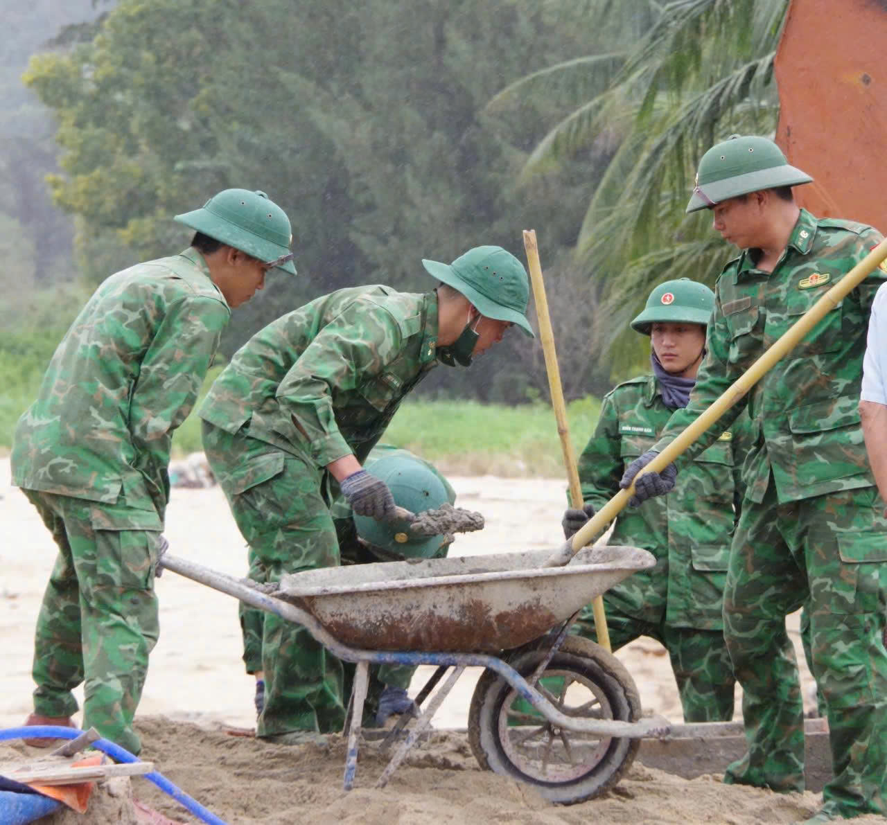Bộ đội Biên phòng nỗ lực dựng lại mái ấm cho người dân sau mưa lũ